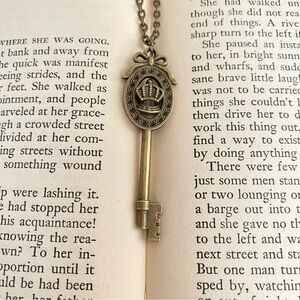 Skeleton Key Pendant Necklace Bronze Vintage Style Victorian Queen Crown